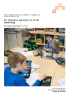En længere og mere varieret skoledag - kortlægningsrapport Publikationens forside. På forsiden ses tre elever i indskolingen.